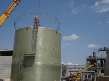 玻璃鋼現(xiàn)場纏繞儲(chǔ)罐 現(xiàn)代工業(yè)存儲(chǔ)的可靠選擇——以石家莊旭意復(fù)合材料科技為例